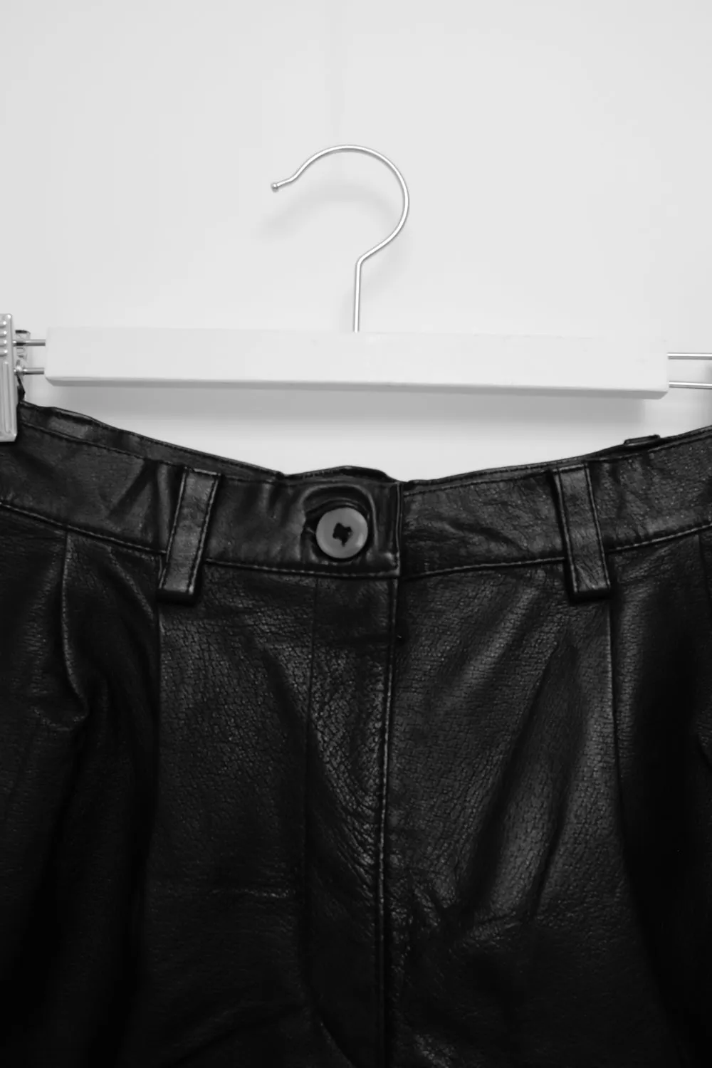 0057_BLACK HIGH WAIST LEATHER VINTAGE SHORTS